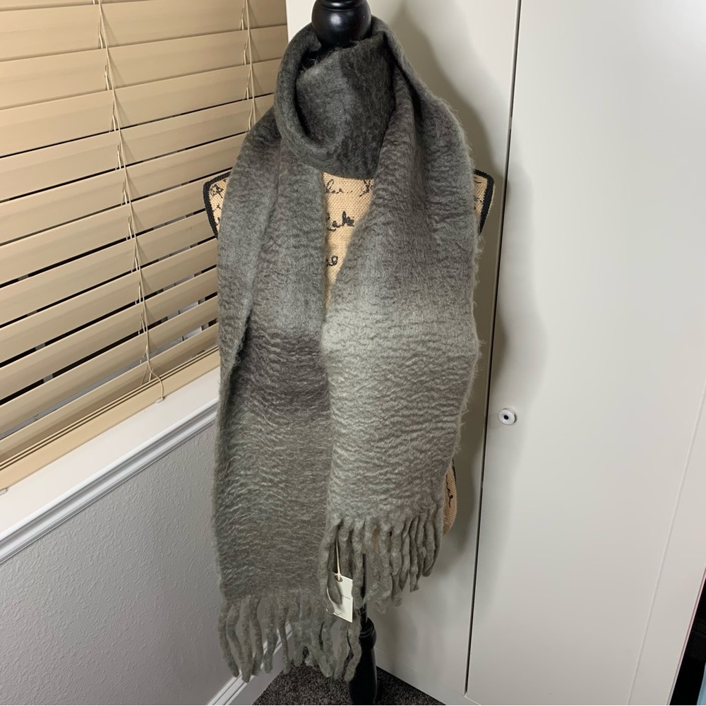 NWT Lucky Brand Thick Ombré Tasseled Scarf